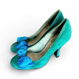 Rebels Teal Suede Round Toe Heels with Bow Sz 8.5
3” Heel